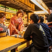 【女将からのもてなし】全国各地の厳選した美味しいお料理やお酒と合わせて、女将からのおもてなしも味わえるカウンター席をご用意しております。「一家」のこだわる料理とサービスをごゆっくりご堪能下さい。