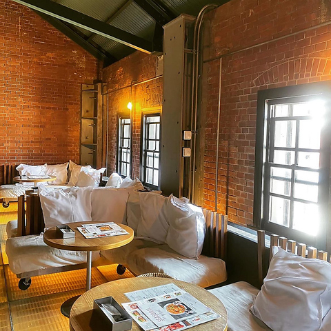横浜赤レンガ倉庫にある寛ぎの空間。マット席やテラス席でゆったり過ごす至福の時間を