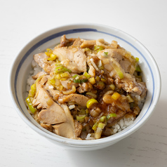 ジューシーな鶏肉に香り豊かなネギ塩ダレ。さっぱりコク旨でランチにも飲みの〆にもおすすめの定番丼の写真
