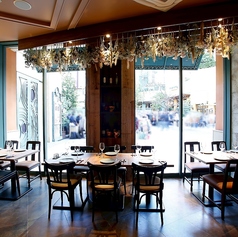 "テラス席"ラ チッタデッラの街並みを感じられるテラス席をご用意しております。風を感じながらのランチや、夜風に当たりながらのディナーは格別です。開放的な空間で、日常を忘れてリゾート気分を味わえる人気のお席です。