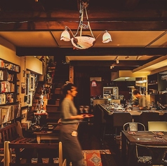 ライブキッチンの臨場感を間近で楽しめるカウンター席。調理の様子や香り、音まで感じられる特等席で、五感すべてで食事を楽しめます。スタッフとの距離も近く、会話を楽しみながらゆったりと過ごせるのも魅力。デートやお一人様利用にもおすすめの空間です。