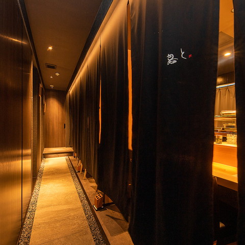 モダンな雰囲気が◎プライベート空間でお食事を楽しめる西中洲の高級焼鳥店