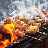 カウンター席は特等席！炭火で串や野菜をじっくりと焼き上げる様子や、お刺身をさばく様子をご覧頂けます。料理人と会話しながら、季節のおすすめ料理や料理に合うお酒を見つけて頂くのも楽しみ方の一つ。