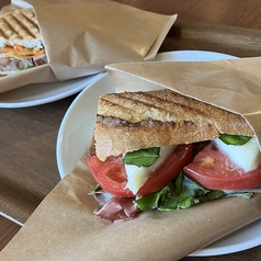 ショーケース内のパニーニは焼いて持ち帰りできます！