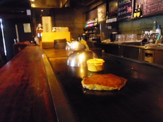 目の前でお好み焼きを焼いてもらえるカウンター席はペア席となっているのでデートでのご利用にもピッタリです。