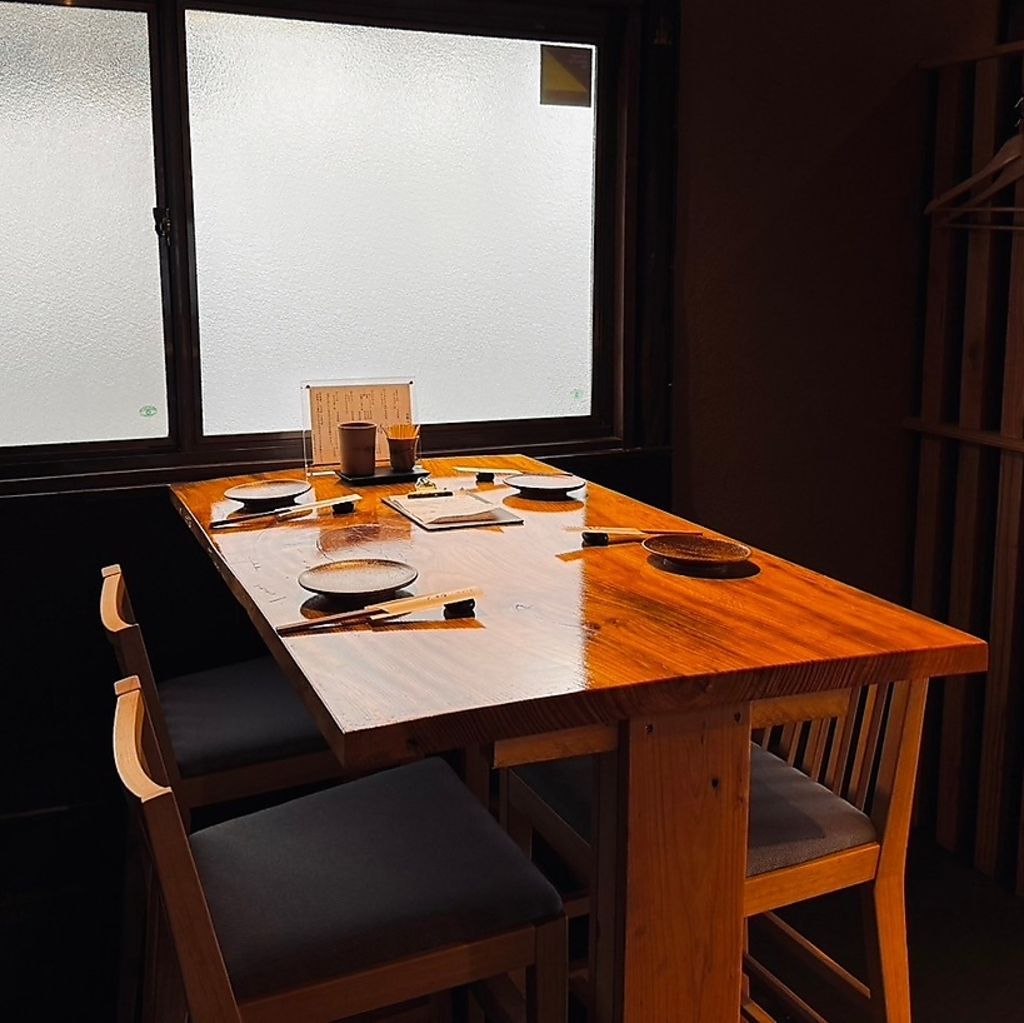 テーブル席も落ち着いた雰囲気でご案内いたします。