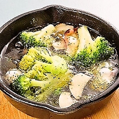 タコとブロッコリーのアヒージョ