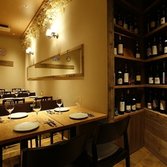 "テーブル席"ゆったりと食事を楽しめる4名様掛けのテーブル席です。ご友人同士の飲み会や、ご家族でのディナーなど、グループでのご利用に最適です。ダイニングエリアに配置されており、落ち着いた雰囲気の中で、会話とお料理を存分に楽しんでいただけます。