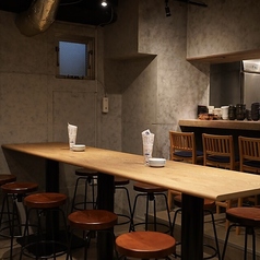 最大10名様まで利用可能なロングテーブルは大人数でのワイワイ宴会にもおすすめ。お好きな時にふとお立ち寄りください。