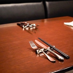 グループ利用に嬉しいテーブル席がございます。落ち着いたインテリアでまとめており、心地よい空間で食事を楽しむことができます。