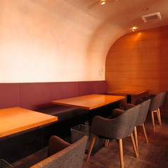 【3階】ラウンジ席は、12名から15名様までご利用いただける広々とした空間です。心地よいソファなどが配置されており、リラックスしながらお食事を楽しむことができます。落ち着いた色合いと温かみのあるデザインが、ゆったりとした雰囲気を演出し、特別な時間をより一層引き立てます。