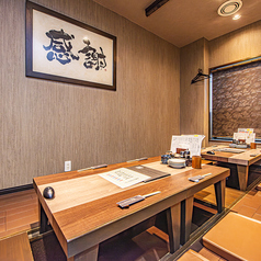 【掘りごたつエリア貸切】15名様～最大20名様でのお集りにご利用いただける掘りごたつエリアでの貸切宴会はいかがでしょうか♪ご家族や、ご親族様のお集りにも最適◎大変人気のエリアなため、早めのご予約をオススメしております。//チャージ：お1様あたり 330円(税込)※アラカルトご利用の方より頂戴いたします。