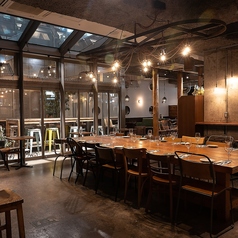 テーブル席は100席近くございます。落ち着いた空間でご宴会を。