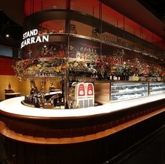 "カウンター"店内入口付近のバルエリアにある、ハイテーブルのお席です。本場のバル同様に立ち飲みスタイルで、ピンチョスとワインを気軽に楽しめます。お仕事帰りの一杯や、待ち合わせ前の0次会など、短時間でのご利用にも便利なスポットです。