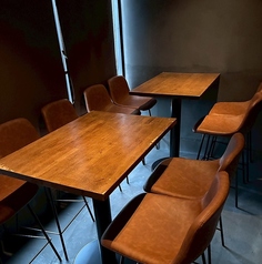 木の温もりを感じる落ち着いた店内