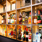 お酒の豊富さも当店のこだわりです。お好きなお酒をきっと見つけて頂けます。当店のバーテンダーもお好みのお酒を見つけるお手伝いをさせて頂きます！