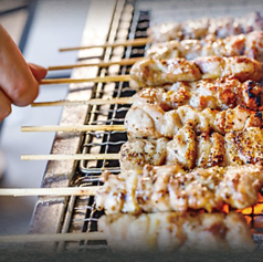 初介の串焼きは全て炭火焼き。炎を操る職人の手によって焼き上げられた串焼きを是非ご賞味ください。