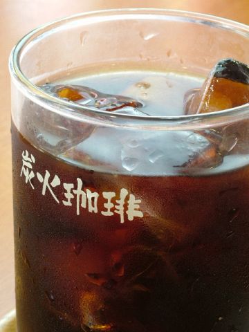 珈琲のいい香りがする店内。おすすめのデザートと珈琲を飲みながらゆったりと…。