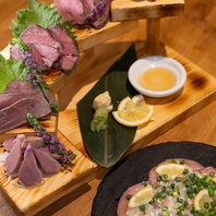 ステーキや肉刺し、ピザと様々な料理のラインナップ