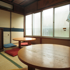 【2階】古民家風個室は、6名から12名様までご利用いただける、落ち着いた和の空間です。伝統的な座敷スタイルで、心地よい畳の上に設置された丸テーブルが、リラックスした雰囲気を演出します。※なお5名様以下の場合個室でのご案内はできませんのでご了承ください。