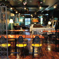 3階のパーティーフロアは、最大45名様まで着席でご案内可能です！パーティーご予約がない場合はアラカルトのお客様もご案内しております。内装にもオーナーこだわりのアンティーク家具を置いており、さながら雰囲気はリストランテに様変わり！テーブル組み替えも可能なので中規模人数での飛び込み入店も大歓迎です。