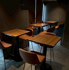 会話を楽しみながら料理を堪能するのに最適な空間。