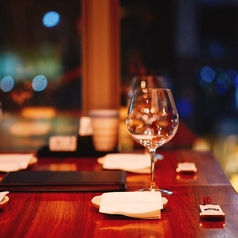 綺麗な木目のテーブルは上質なひと時の演出に