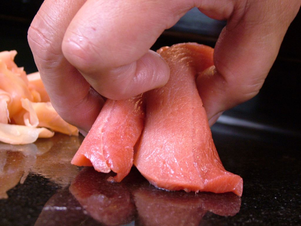 へいお待ち！お立ち台と呼ばれる石の台に、握りたてを出してくれる。これぞカウンター寿司の醍醐味。