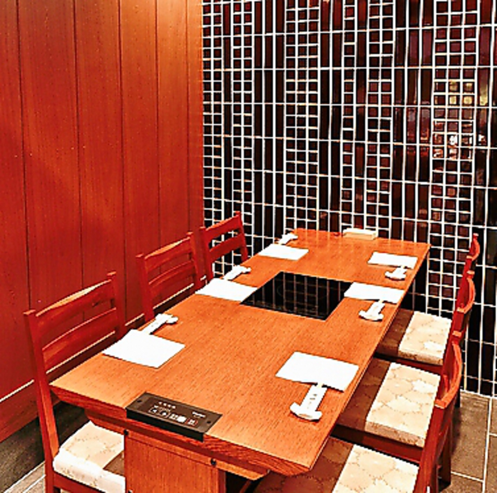 4名様～最大6名様までご利用いただける完全個室もございます。接待や会食に◎