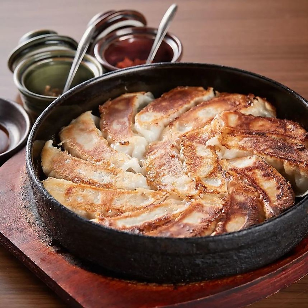 手包みで作り、アツアツの鉄なべのままお出しする「鉄なべギョーザ」など、名物料理が盛りだくさん！