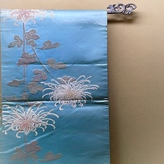 時期の織りが施された帯を掛け軸代わりに。