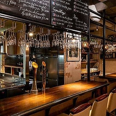 オープンキッチンに面したライブ感たっぷりのカウンター席です♪目の前で調理風景を眺めながらお料理をお楽しみいただけます。デート利用や食事会だけでなく、お一人様も気軽に過ごせるお席です◎会話を楽しんだり、お酒をゆっくり嗜んだりと、自由なスタイルでビストロの醍醐味を満喫してください。