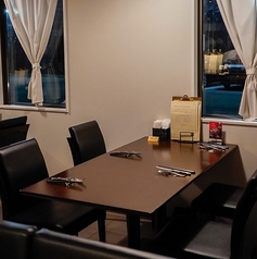 6名様までご着席可能なテーブル席です。プライベートやご家族連れはもちろん、飲み会やご宴会など、様々なシーンでご利用いただけます。