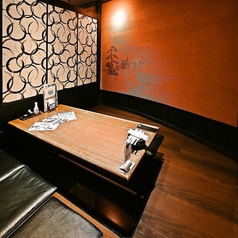 2名～4名様用テーブル席。落ち着いた店内空間にあるテーブル席は個室ではなくとも、ゆったりとお食事を楽しむことが可能です。飲み放題付コースや美味しい逸品料理、種類豊富なドリンクをご用意してお待ちしております。