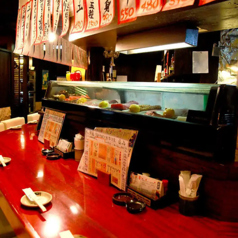 【カウンター席:14席】ちょい飲みにピッタリ♪お一人様も気軽にお越しください!仕事終わりについつい1杯♪ゆったりとご利用いただける広めのテーブルカウンター。雰囲気抜群のカウンター席は、お一人様はもちろんデートにもおすすめ!少人数でのご利用の際に気軽にお楽しみいただけます。