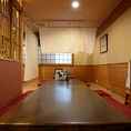 ご家族やご友人とのカジュアルな食事から、会社宴会や歓送迎会まで幅広く利用できるお座敷席です。靴を脱いで足を伸ばせるので、長時間の宴席でもゆったりとお寛ぎいただけます。親しみやすいアットホームな空間で、美味しい旬の料理を囲みながら、心温まる団らんの時間をたっぷりとお楽しみください。