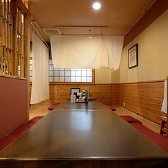 ご家族やご友人とのカジュアルな食事から、会社宴会や歓送迎会まで幅広く利用できるお座敷席です。靴を脱いで足を伸ばせるので、長時間の宴席でもゆったりとお寛ぎいただけます。親しみやすいアットホームな空間で、美味しい旬の料理を囲みながら、心温まる団らんの時間をたっぷりとお楽しみください。