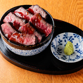 使用しているお肉は、柔らかさ、香り、旨み、どれをとっても一級品です。口に入れた瞬間にとろける脂身は、ほのかに甘く上品な美味しさです。落ち着きある和空間でゆったりと上品な味わいをお楽しみください。