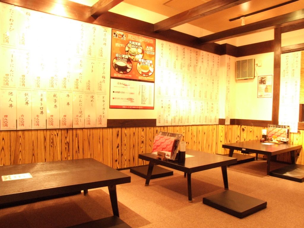 奥にある座敷は個室風。20人くらいまでOKです。