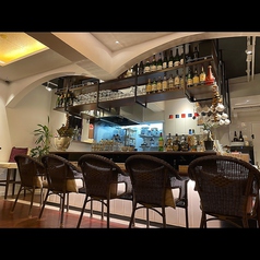 広々お使いいただけるカウンター席は、目の前で接客が可能。お一人様にも居心地が良いと、大変ご好評頂いております。