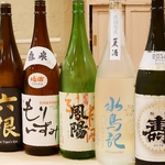 お料理に合うお酒を種類豊富に揃えております。本日のワイン、地酒など心行くまでお楽しみください。