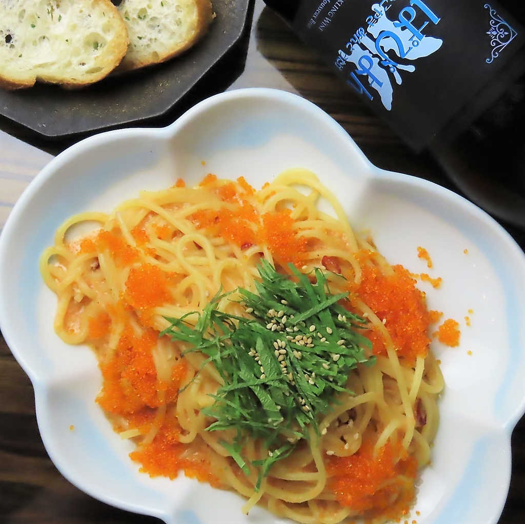 オレンジの色どりが食欲を掻き立てる【明太子と大葉のペペたま】は〆におすすめ♪