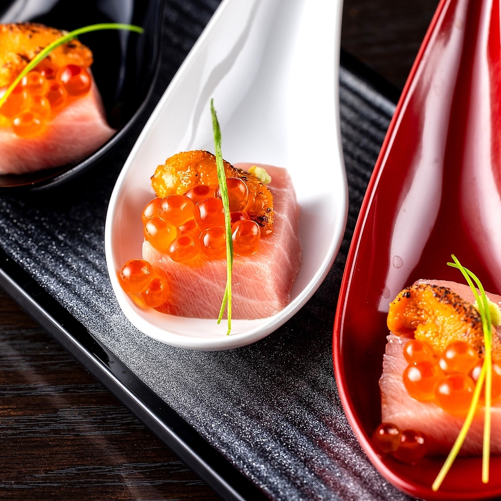 「まぐろ部!!本マグロ中とろ炙りうに1408円(税込)」贅沢で美しいメニュー！盛付けにもこだわってます