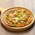 料理メニュー写真 夏野菜とソーセージのピザ