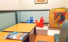 お子様連れにも安心のキッズルームお子様向けに柔らかい仕切りと遊べるおもちゃやiPhoneから大画面にミラーリング出来るお部屋も備えておりますのでお父さんもお母さんも歌に集中できます♪