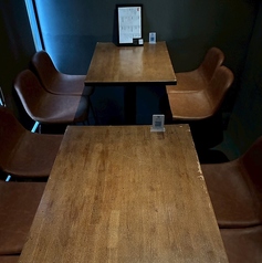 会話を楽しみながら料理を堪能するのに最適な空間。