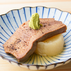 【柔らか茹でタンおでん】ホロホロくずれる柔らかな食感に、噛むたびに広がる肉の旨みとおでん出汁が魅力