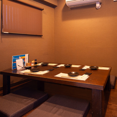 リラックスできる座敷席で友人などと会話を存分に楽しめます。和の雰囲気の中で、ゆっくりとお過ごしください。