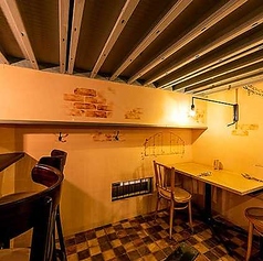 まるでヨーロッパの街角にいるような、お洒落な空間の中に佇むテーブル席です♪落ち着いた照明とこだわりのインテリアが、特別な時間をより一層華やかに演出します◎デートやご夫婦での記念日といった大切な日から、気心の知れたご友人との飲み会や女子会まで、幅広いシーンでご活用いただける人気のお席です。