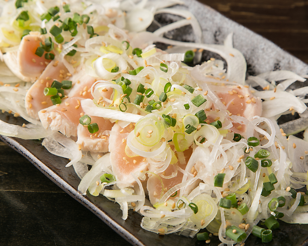 『鳥刺し』440円(税込)！あっさり系のおつまみならコイツです！